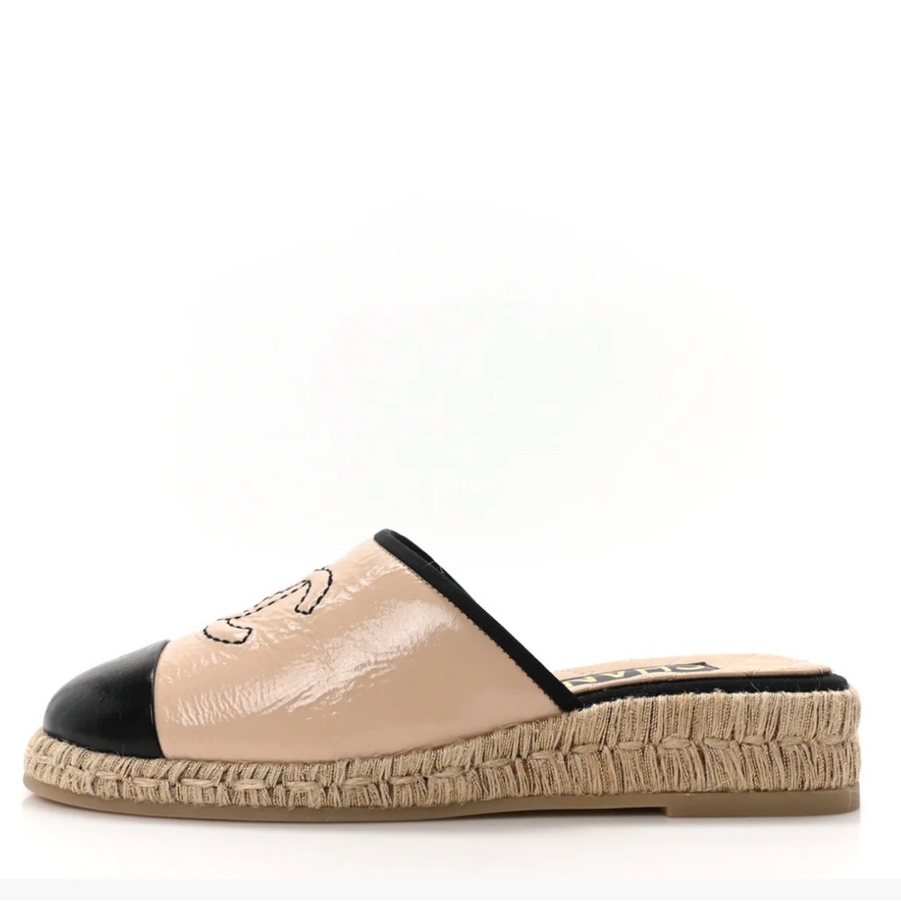 Chanel Interlocking CC logo goatskin Espadrille Mule slides size 37 cream black